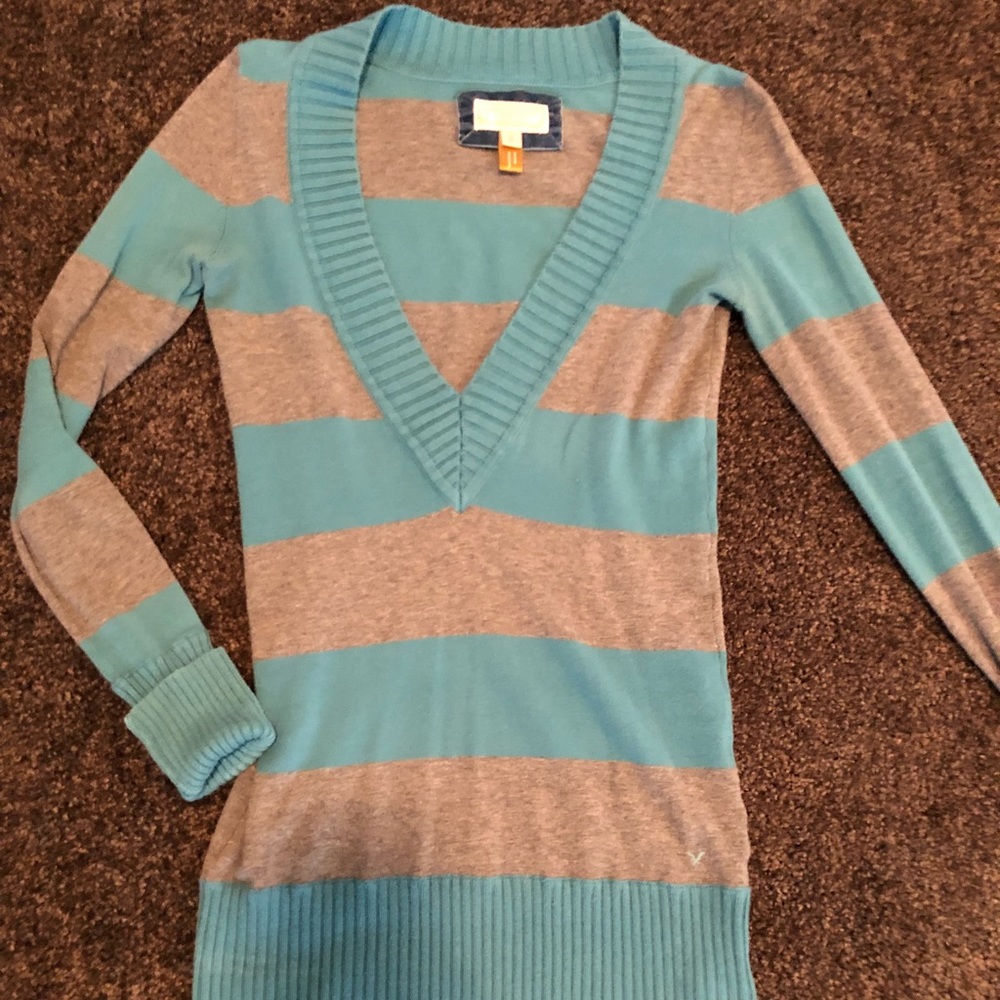 American Eagle v-neck sweater